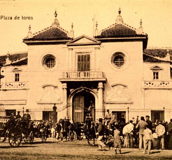 Fachada de la plaza hacia 1895