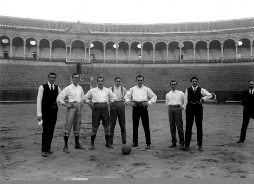 Los toreros Joselito, Ignacio Sánchez Mejías y otros, h. 1918.